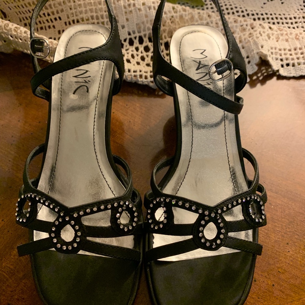 Low heel black sandals